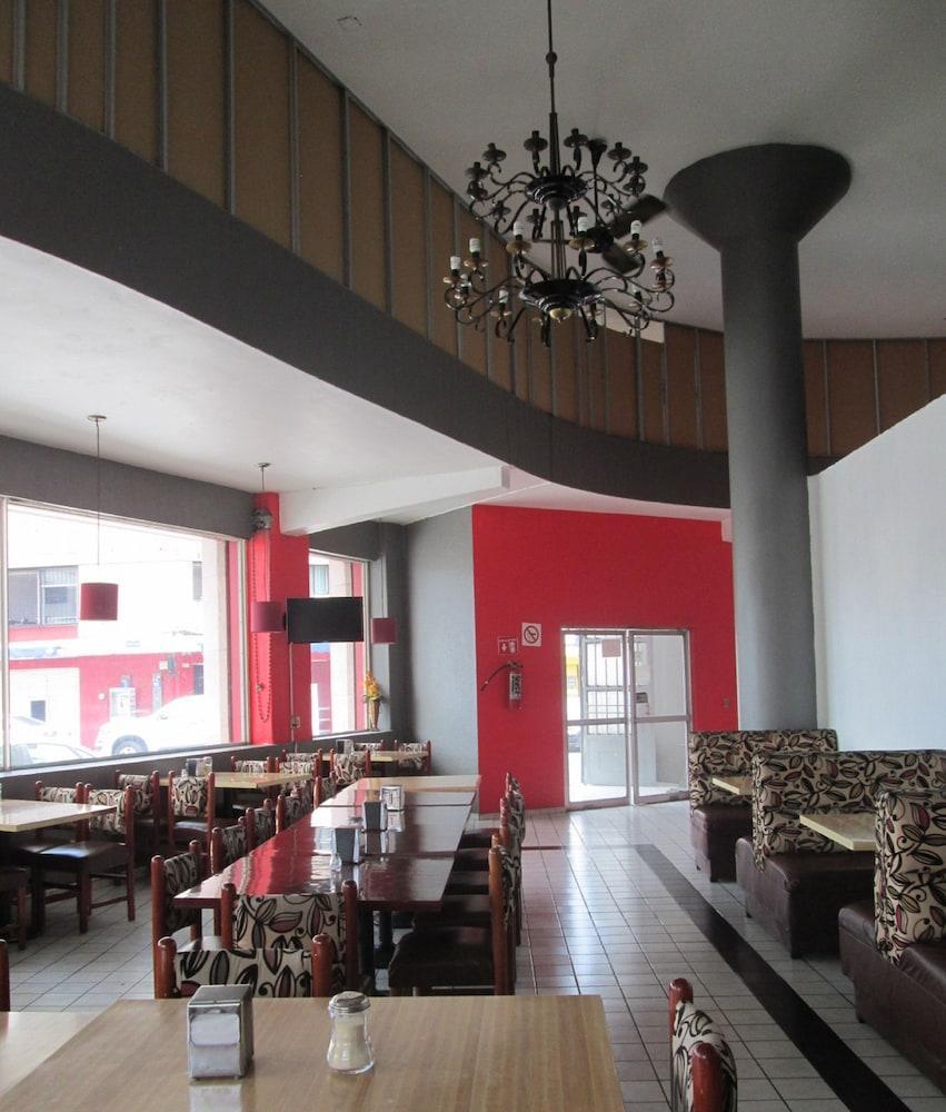 Oyo Nueva Galicia Hotel Гуадалахара Екстериор снимка